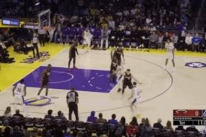 拧着也能进!东契奇造犯规后随手一投 成功打成2+1