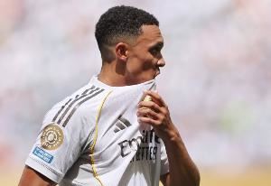 阿斯谈阿诺德被嘘:这次重逢来得太快,球迷的伤口还未愈合